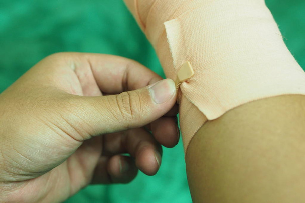 Types de bandages de premiers soins
 - Photo, image