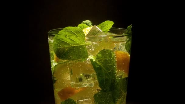 Bicchiere di Cocktail con limone, menta, ghiaccio che si muove su un giradischi
 - Filmati, video