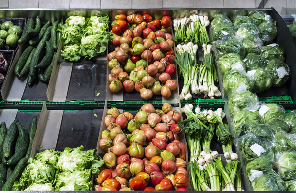 Verdure sullo scaffale nel supermercato
.  - Foto, immagini