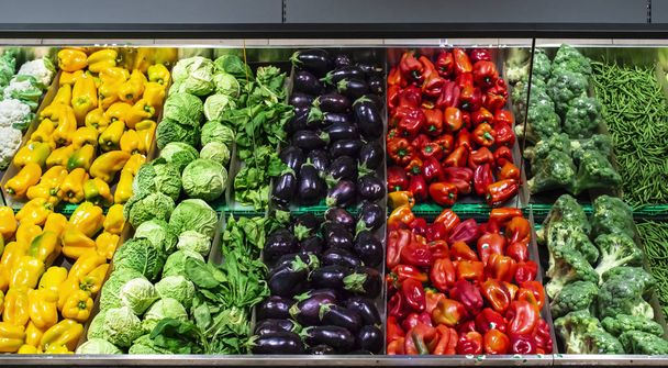Gemüse im Supermarktregal.  - Foto, Bild