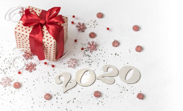 Новий рік 2020 білий святковий фон з подарунком
 - Фото, зображення