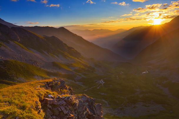 схід сонця над гірською долиною
 - Фото, зображення