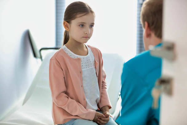 Sestra mluví s dívkou sedící v nemocnici - Fotografie, Obrázek
