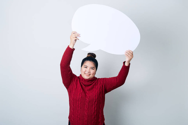 жінка в светрі тримає порожню бульбашку мови
 - Фото, зображення