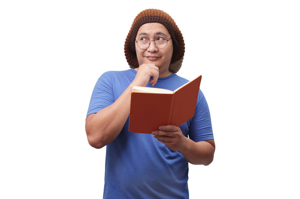 Νέος άνθρωπος Holding βιβλίο, έκφραση σκέψης - Φωτογραφία, εικόνα