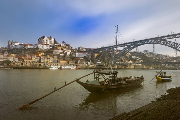 Perinteiset tynnyrilliset veneet Douro-joella, Ribeiran ja Dom Luisin sillalla, Porto, Portugali
. - Valokuva, kuva