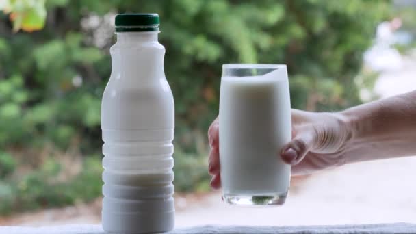 Frau hält Glas Joghurt in der Hand, - Filmmaterial, Video