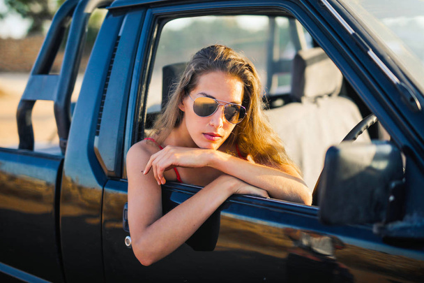 Beautiful girl in the jeep - Foto, Imagen