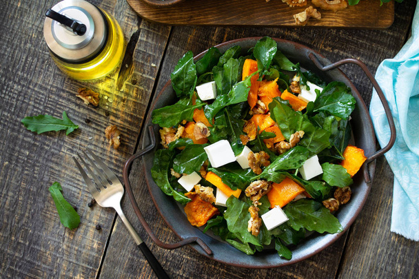 Menu diététique, nourriture végétalienne. Salade saine à la citrouille cuite au four, feta, c
 - Photo, image