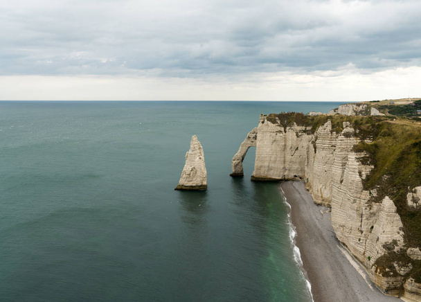widok na pionowe skały spada do oceanu - Zdjęcie, obraz