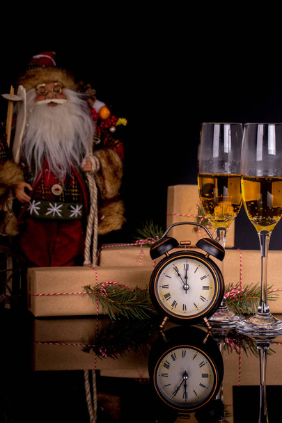 Twee wijn glazen met Champagne, Kerstman, klok en christma - Foto, afbeelding
