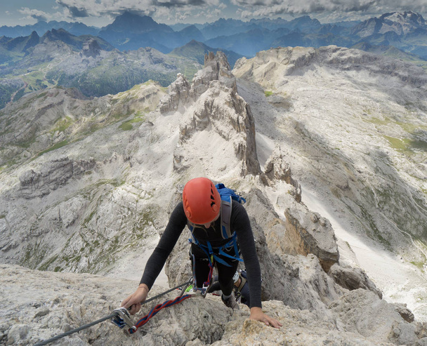 Ελκυστική μελαχρινή γυναίκα ορειβάτη σε μια απότομη και εκτεθειμένη Via FE - Φωτογραφία, εικόνα