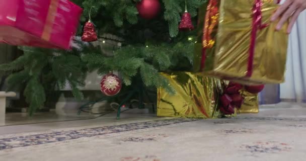 Сочельник. Рождественская елка и подарочные коробки. День бокса и подарки ждут
. - Кадры, видео