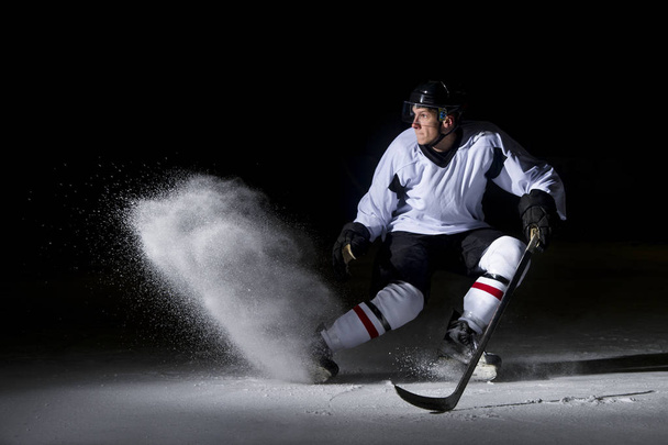 παίκτης χόκεϊ επί πάγου σε δράση κλοτσιές με ραβδί - Φωτογραφία, εικόνα