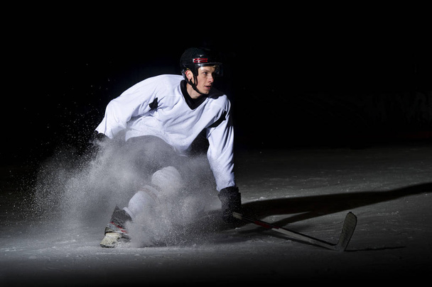 giocatore di hockey su ghiaccio in azione calci con bastone - Foto, immagini
