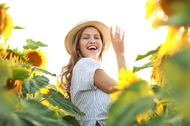 Yaz gününde ayçiçeği tarlasında güzel genç kadın - Fotoğraf, Görsel