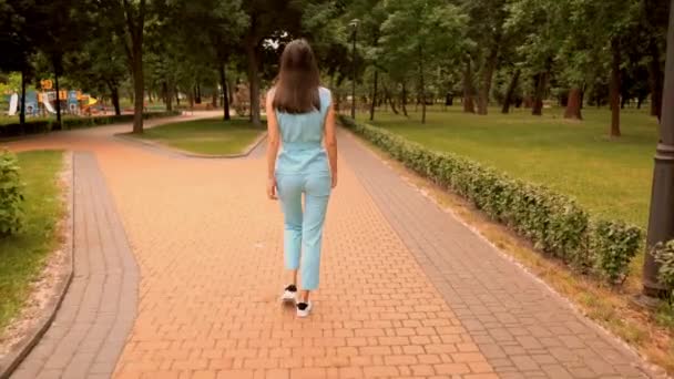 brunette tyttö kääntyä kameran hymyilevä kävelee ulkona kesällä luonto tausta
 - Materiaali, video
