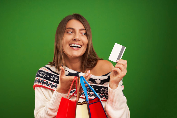 Adulto felice donna shopping per regali di Natale su sfondo verde
 - Foto, immagini