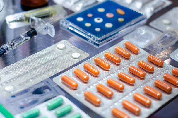 Крупный план различных таблеток в пузырьковой упаковке
. - Фото, изображение