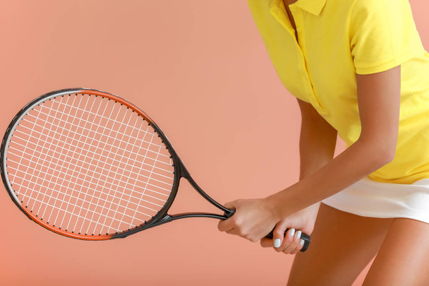 Mooie tennisspeler op kleur achtergrond - Foto, afbeelding