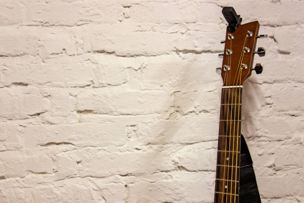 Kopfstück und Hals der Gitarre vor weißem Hintergrund. Musikalischer Beitrag - Foto, Bild