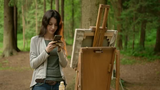 Jonge brunette vrouw texting in haar Smartphone. - Video