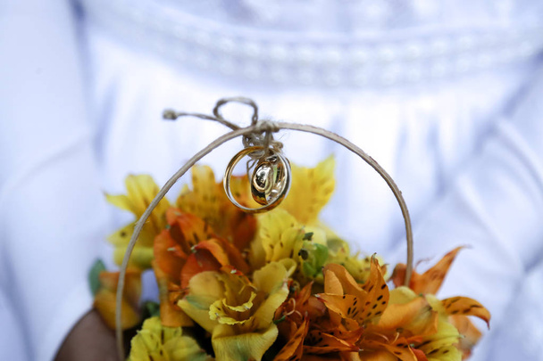 Arreglo con anillos de boda - Alianza nupcial
 - Foto, imagen