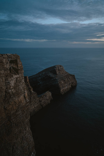 Kék óra napkelte előtt a lenyűgöző sziklák Cape Vidio a Asturias - Fotó, kép