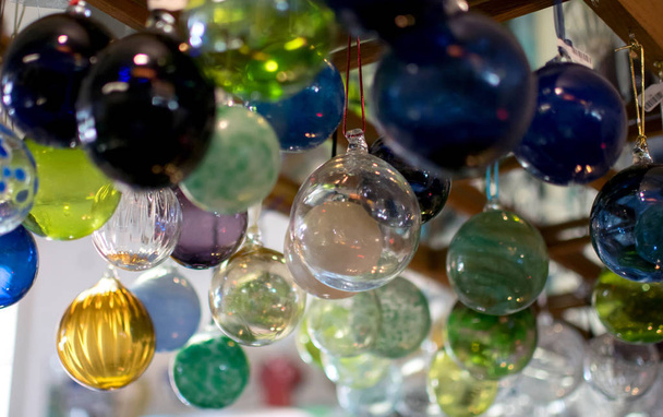 Delicados globos de vidrio cuelgan de una pantalla
 - Foto, Imagen