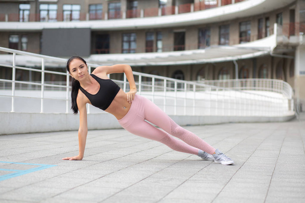 Sporty girl doing side plank  - Zdjęcie, obraz
