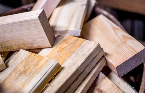 Montón de trozos de madera cortada
 - Foto, Imagen