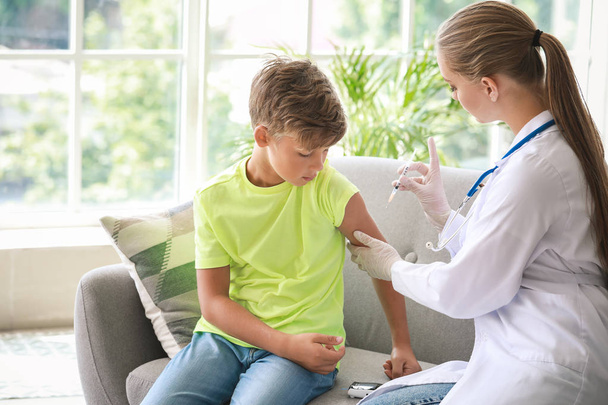 Ο γιατρός σας κάνει την ένεση ινσουλίνης διαβητικού αγοριού στο σπίτι - Φωτογραφία, εικόνα