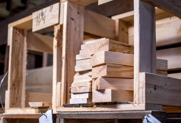 morceaux de bois coupé sont dans des caisses dans un atelier
 - Photo, image