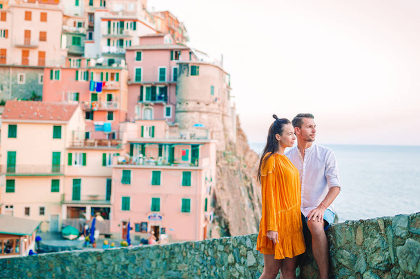 Ευτυχισμένο ζευγάρι φόντο το εκπληκτικό χωριό του Μαναρόλα, Ιταλία Cinque Terre, Liguria, - Φωτογραφία, εικόνα