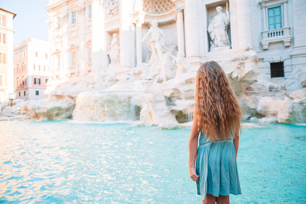 愛らしい女の子の背景トレビの泉,ローマ,イタリア. - 写真・画像