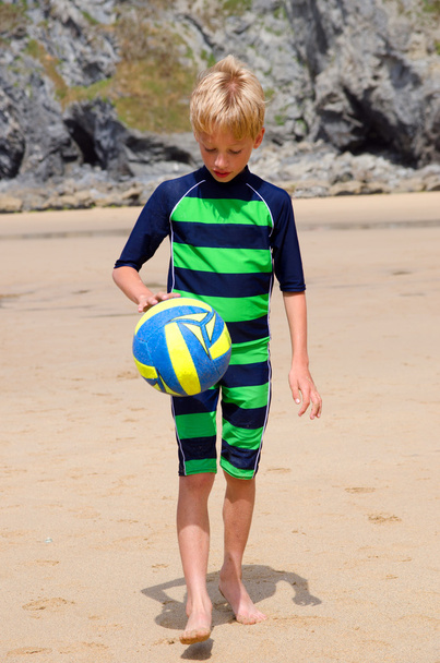 jongen stuiteren Volleybal op het strand - Foto, afbeelding