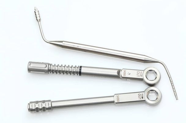 Perceuses et autres outils de dentiste orthopédique
. - Photo, image