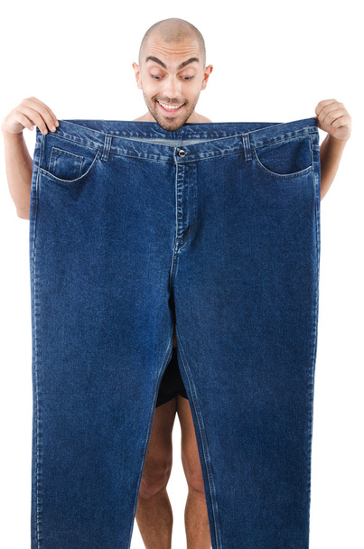 Hombre en concepto de dieta con jeans de gran tamaño
 - Foto, imagen