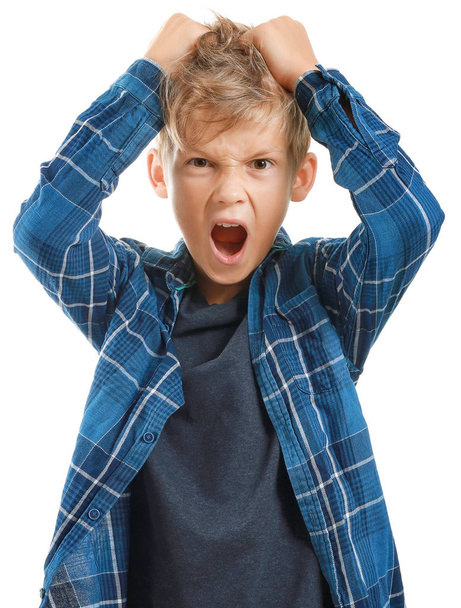 Retrato de niño enojado sobre fondo blanco
 - Foto, Imagen