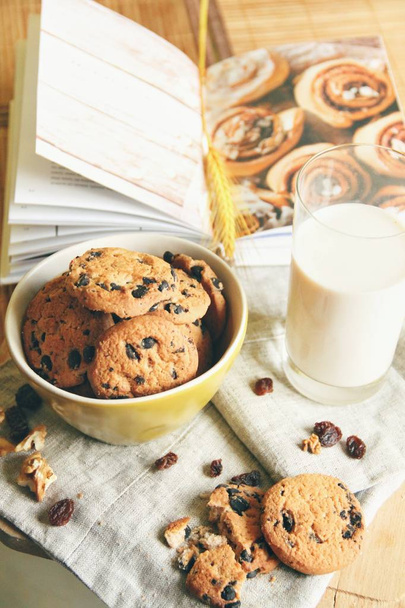おいしいクッキーやビスケットとミルク、家庭の快適さ - 写真・画像