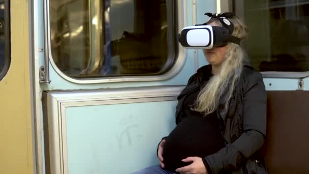 Schwangere mit Virtual-Reality-Helm in U-Bahn-Zug. alter U-Bahn-Waggon - Filmmaterial, Video