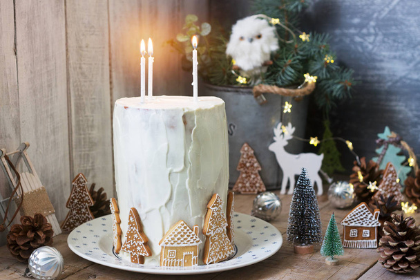 Homemade honey cake with sour cream, decorated with gingerbread. Rustic style. - Foto, Imagen