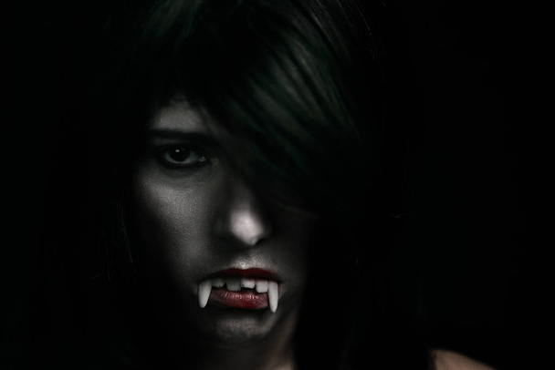 Halloween Vampir schöne Frau über schwarz - Foto, Bild