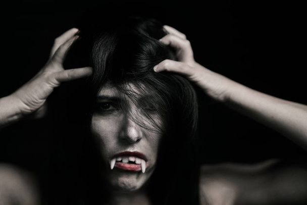 Halloween vampiro hermosa mujer sobre negro
 - Foto, imagen