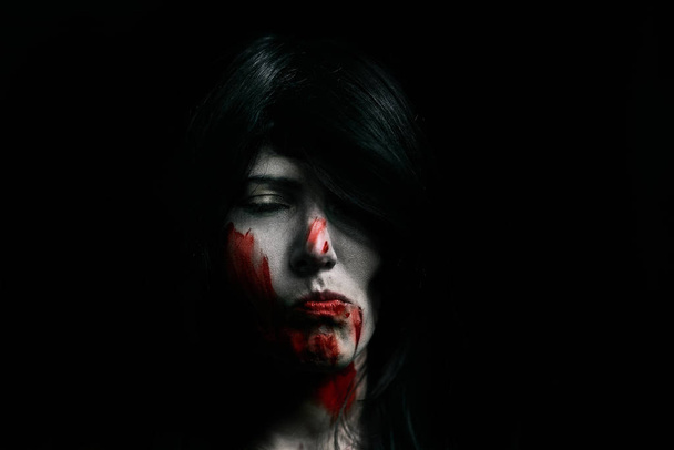 Halloween upír krásná žena nad černou - Fotografie, Obrázek