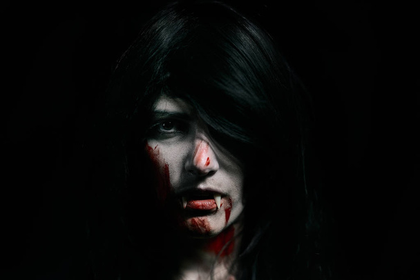 Halloween vampire belle femme sur noir
 - Photo, image