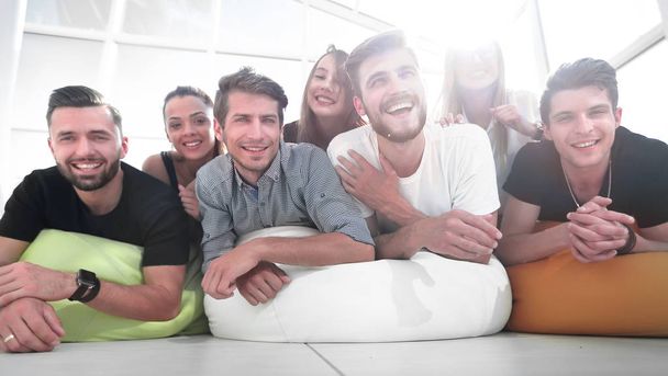 group of young people lying on the floor and smiling - Foto, Imagem