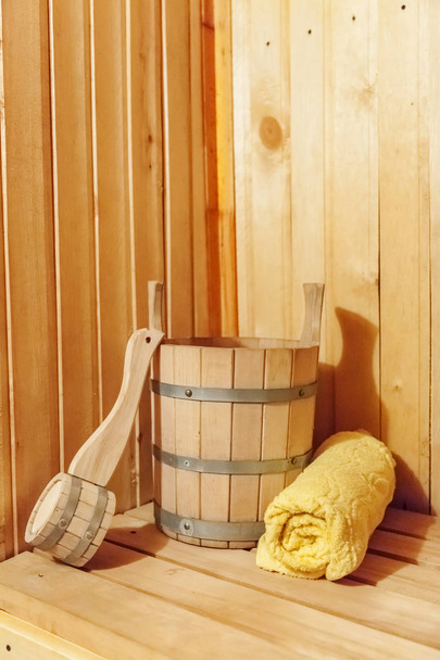 Szczegóły wewnętrzne sauna fińska łaźnia parowa łaźnia z tradycyjnymi akcesoriami do sauny ręcznik szufelka - Zdjęcie, obraz