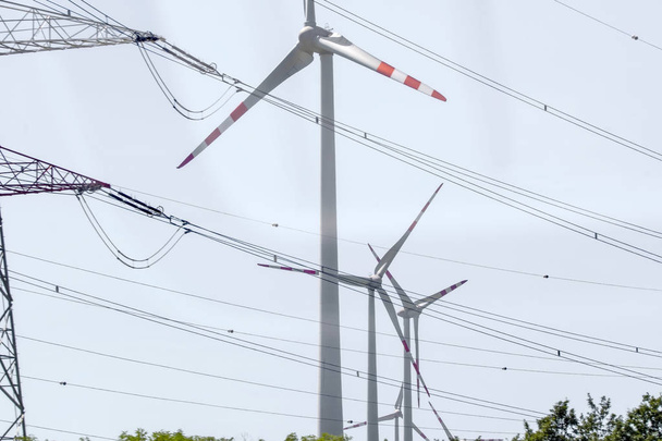 Turbinas eólicas com linha eléctrica ao pôr-do-sol
  - Foto, Imagem
