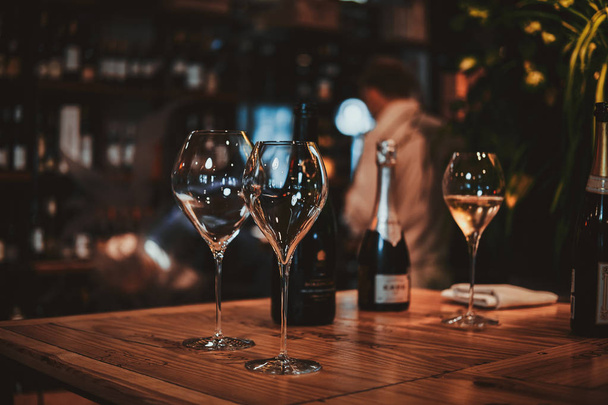 Şarap bardakları şarap tadımı için hazır - Fotoğraf, Görsel